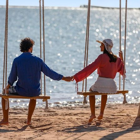 Hotel Pickalbatros Royal Moderna Sharm "Aqua Park" Exteriér fotografie A couple holding hands on a swing