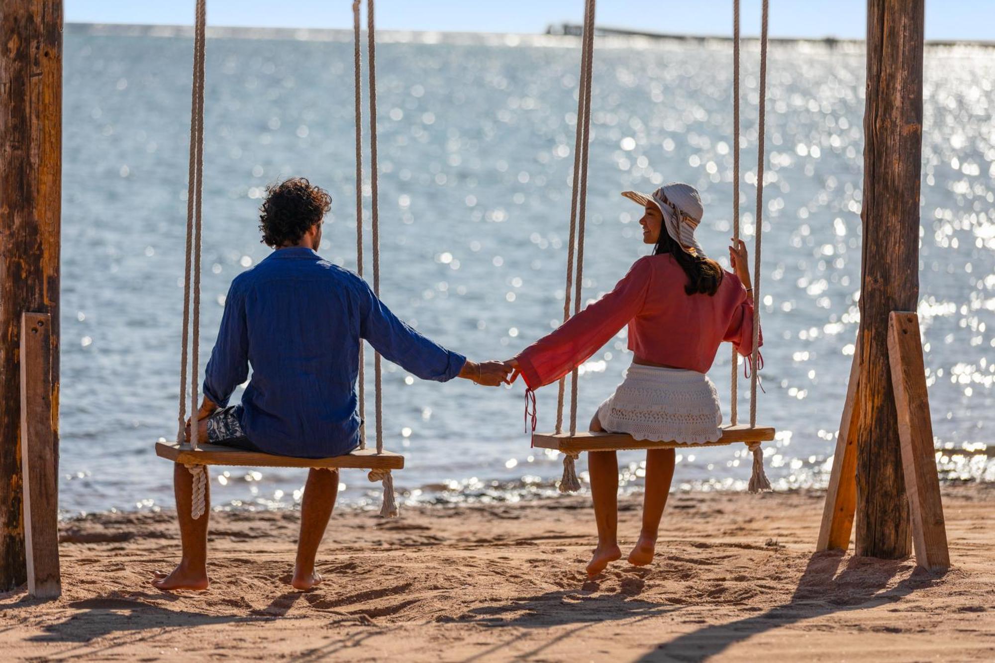 Hotel Pickalbatros Royal Moderna Sharm "Aqua Park" Exteriér fotografie A couple holding hands on a swing