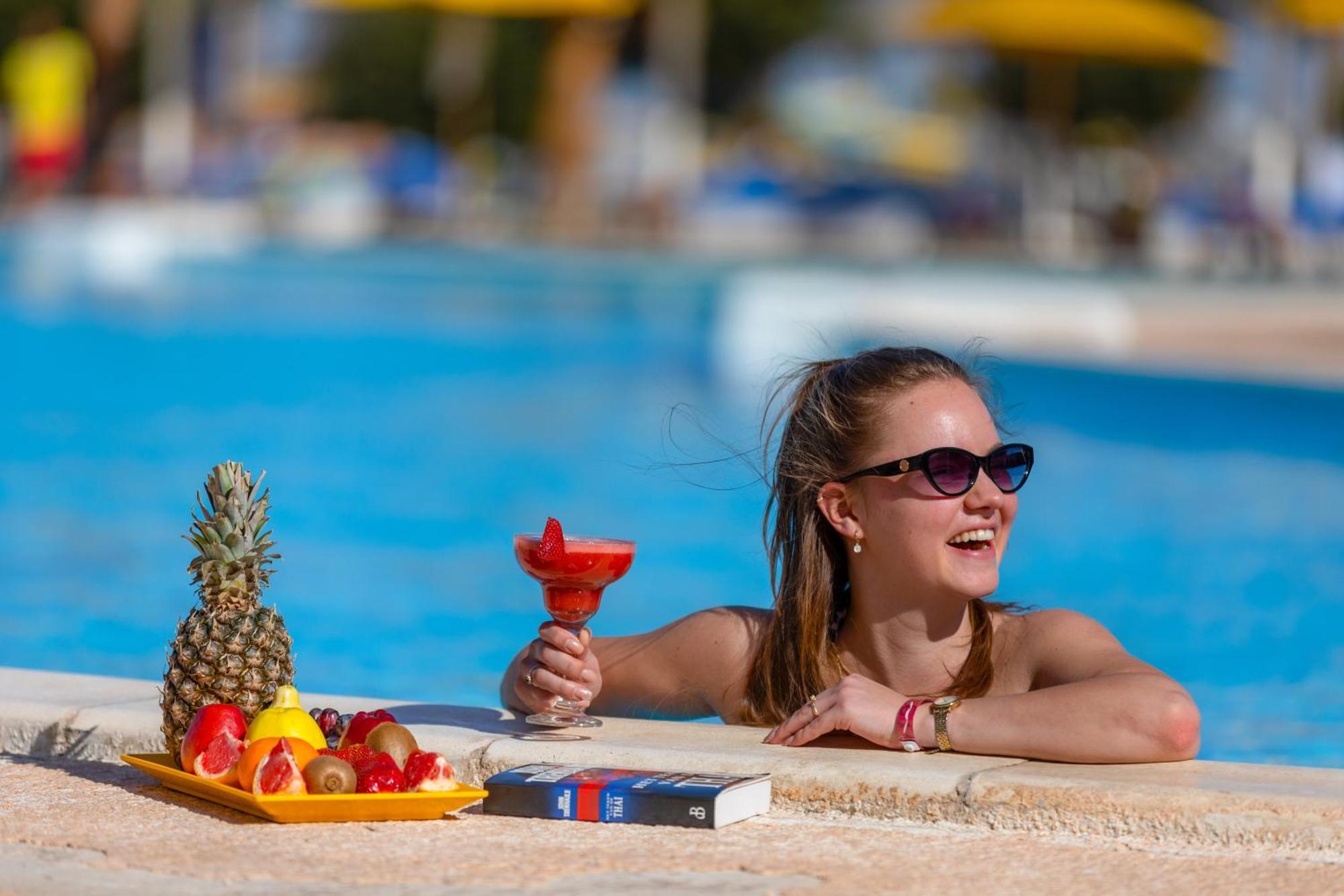 Hotel Pickalbatros Royal Moderna Sharm "Aqua Park" Exteriér fotografie A woman wearing sunglasses