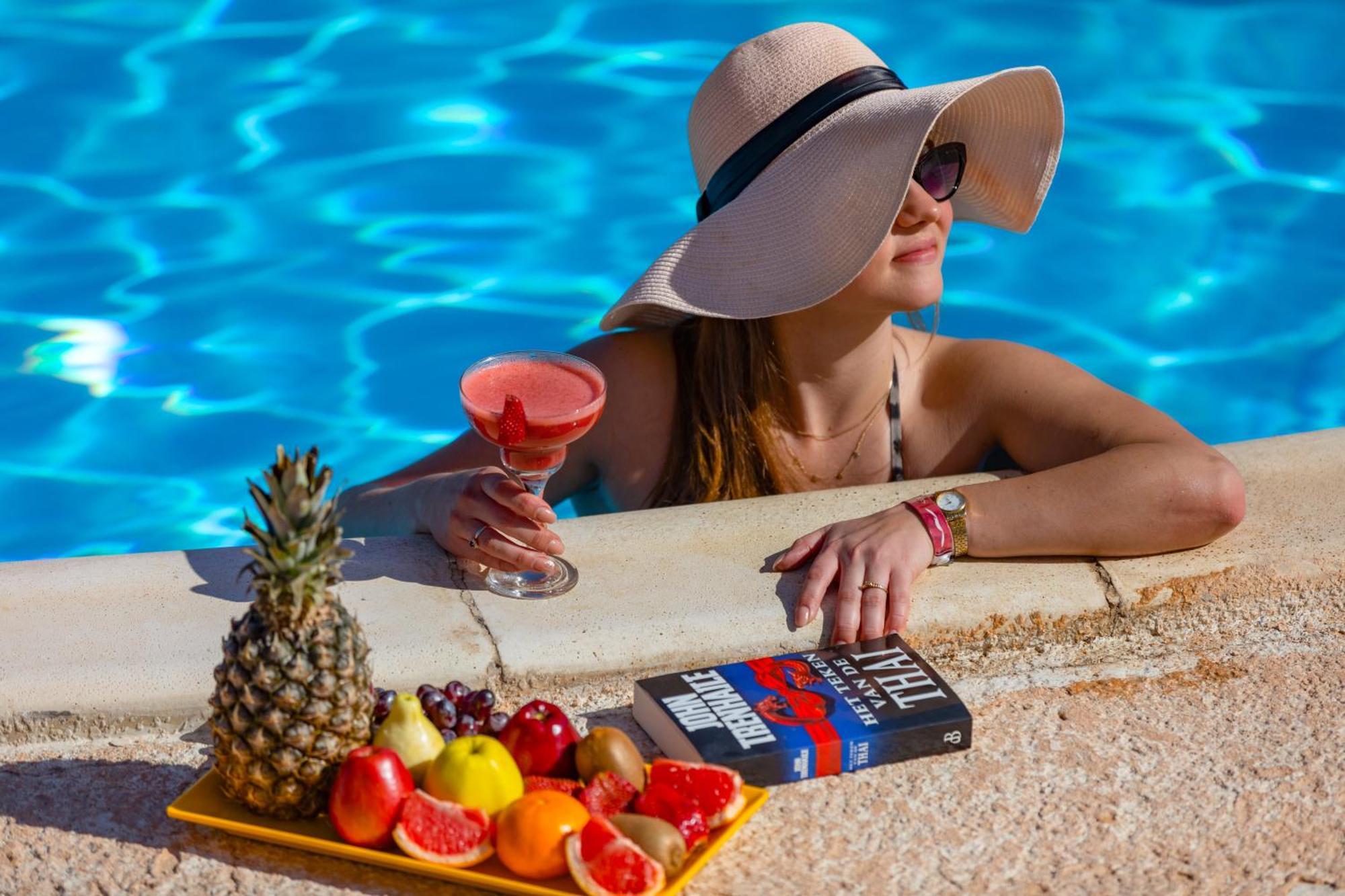 Hotel Pickalbatros Royal Moderna Sharm "Aqua Park" Exteriér fotografie A woman wearing a hat