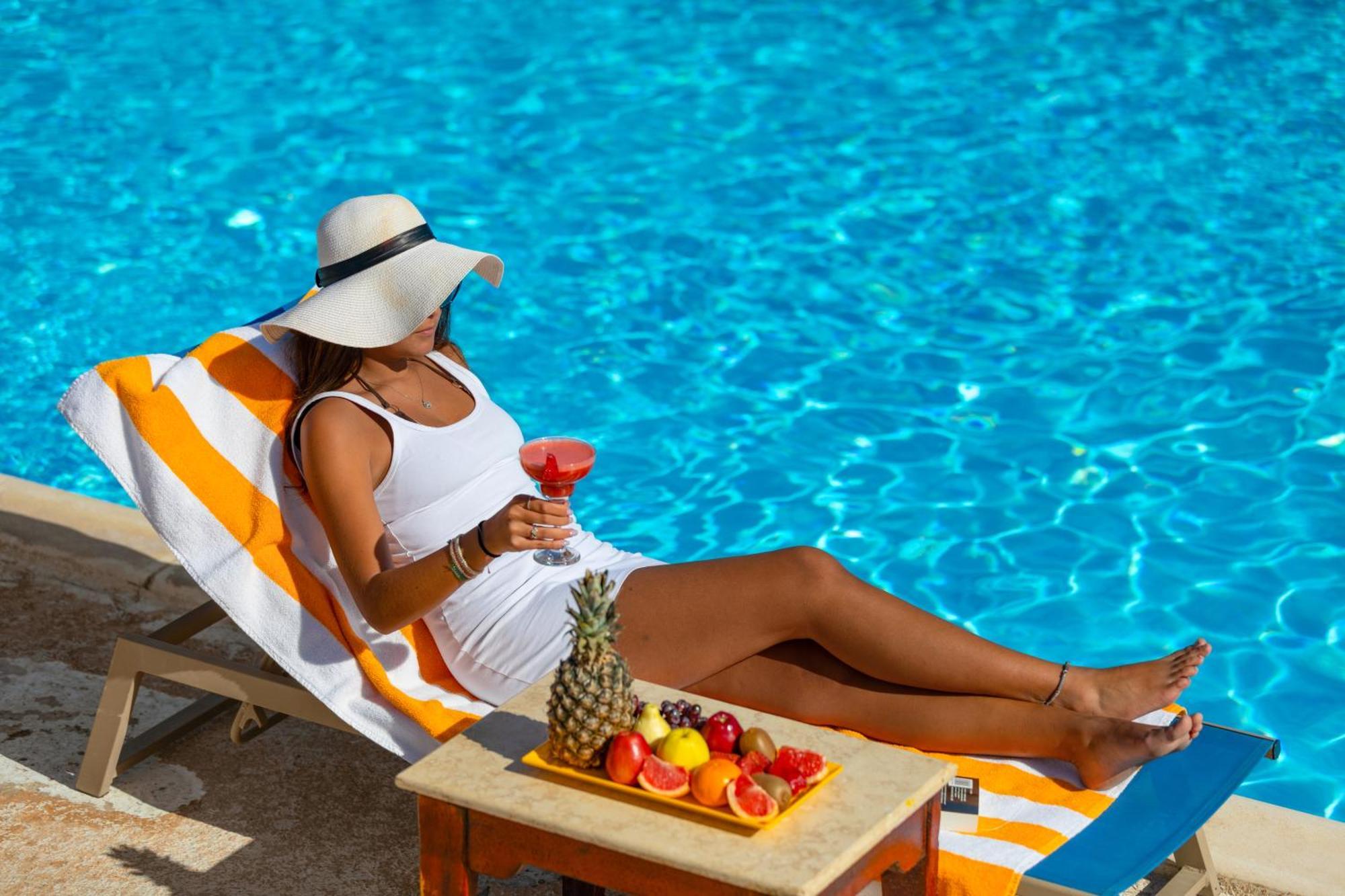Hotel Pickalbatros Royal Moderna Sharm "Aqua Park" Exteriér fotografie A woman sunbathing