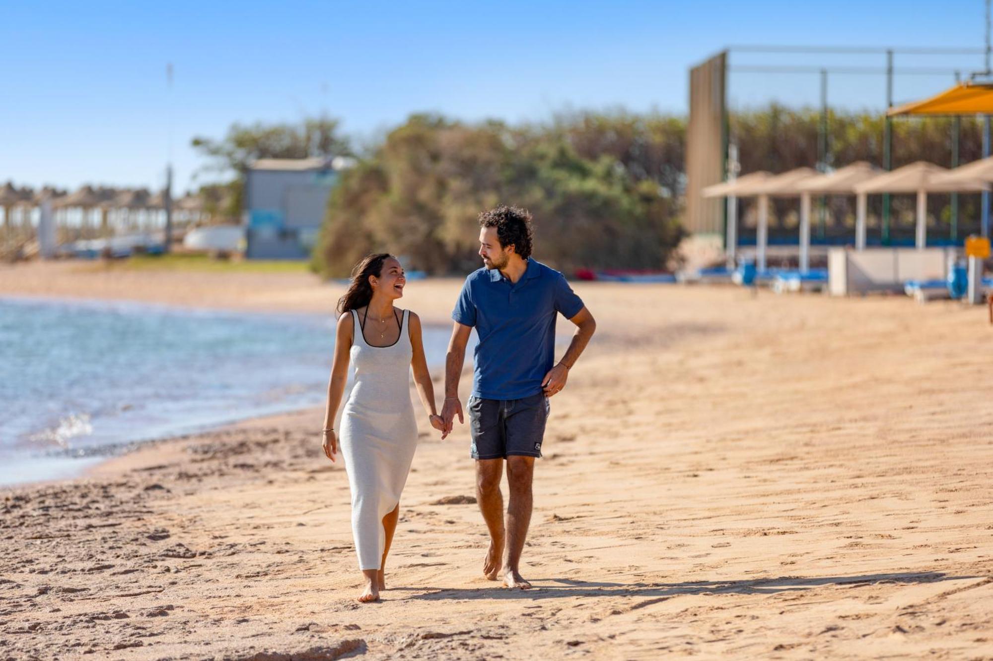 Hotel Pickalbatros Royal Moderna Sharm "Aqua Park" Exteriér fotografie A couple walking on the beach