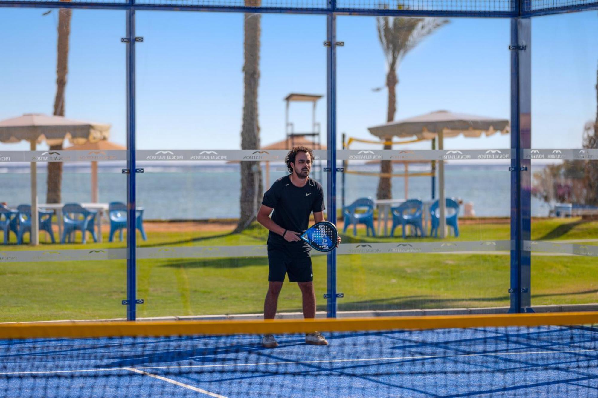 Hotel Pickalbatros Royal Moderna Sharm "Aqua Park" Exteriér fotografie A player waiting for the serve