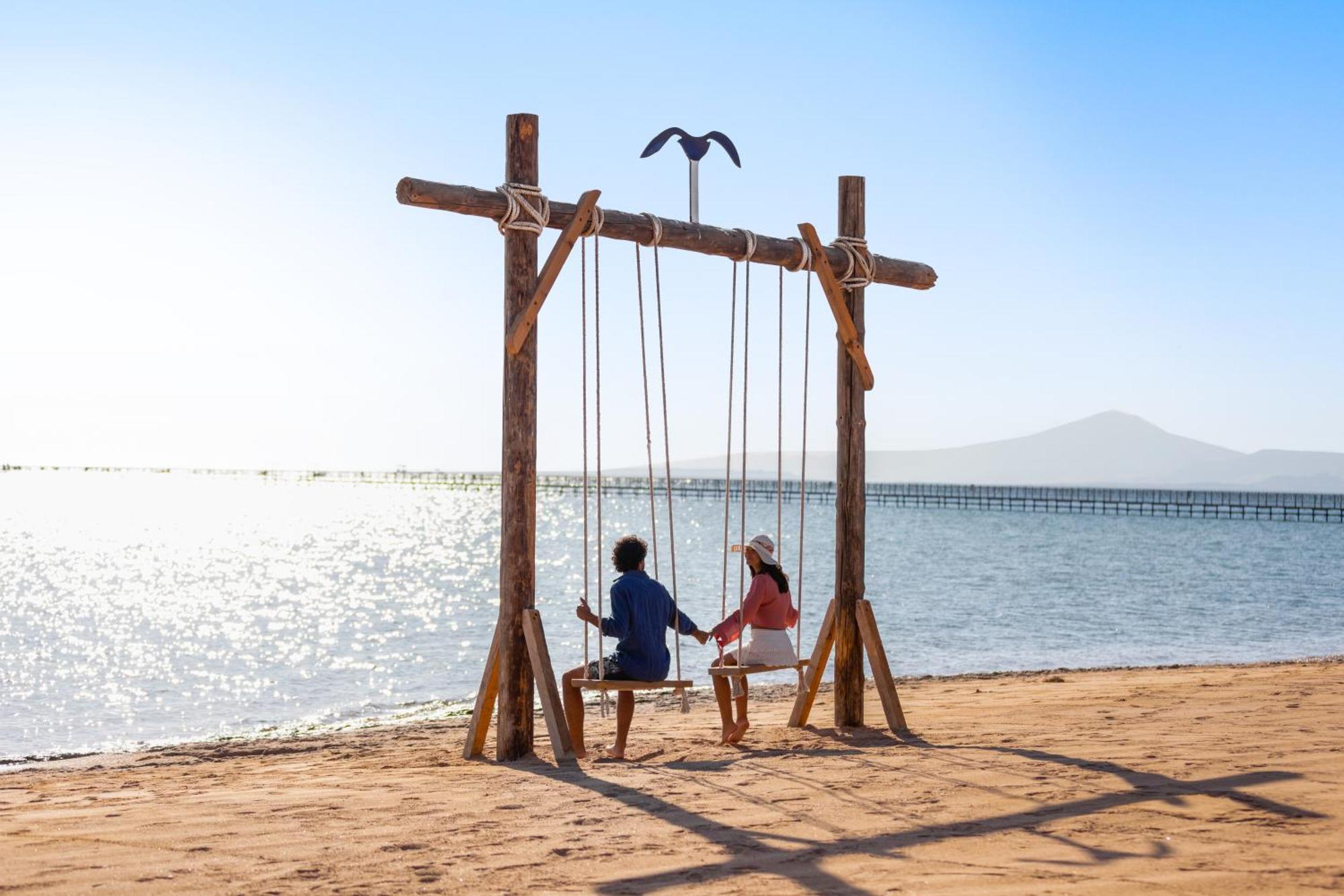 Hotel Pickalbatros Royal Moderna Sharm "Aqua Park" Exteriér fotografie A swing at the beach