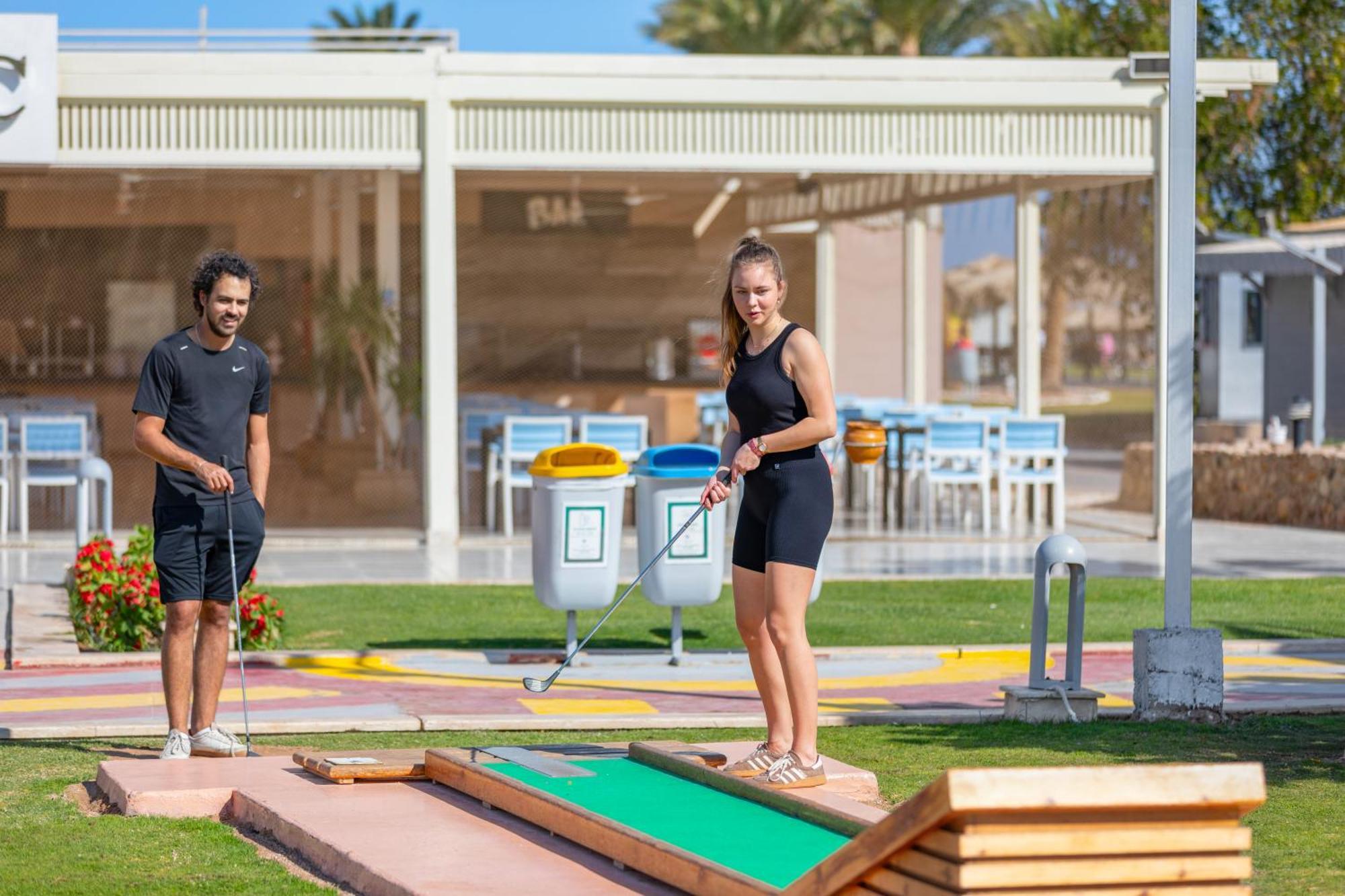 Hotel Pickalbatros Royal Moderna Sharm "Aqua Park" Exteriér fotografie Mini golf in Egypt