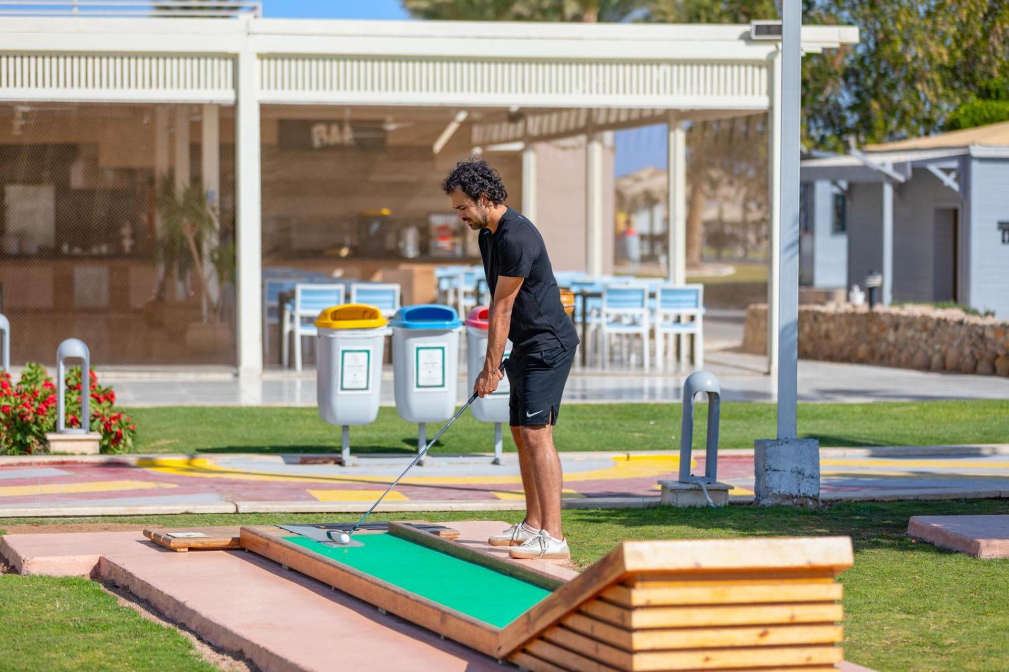 Hotel Pickalbatros Royal Moderna Sharm "Aqua Park" Exteriér fotografie A man playing mini golf