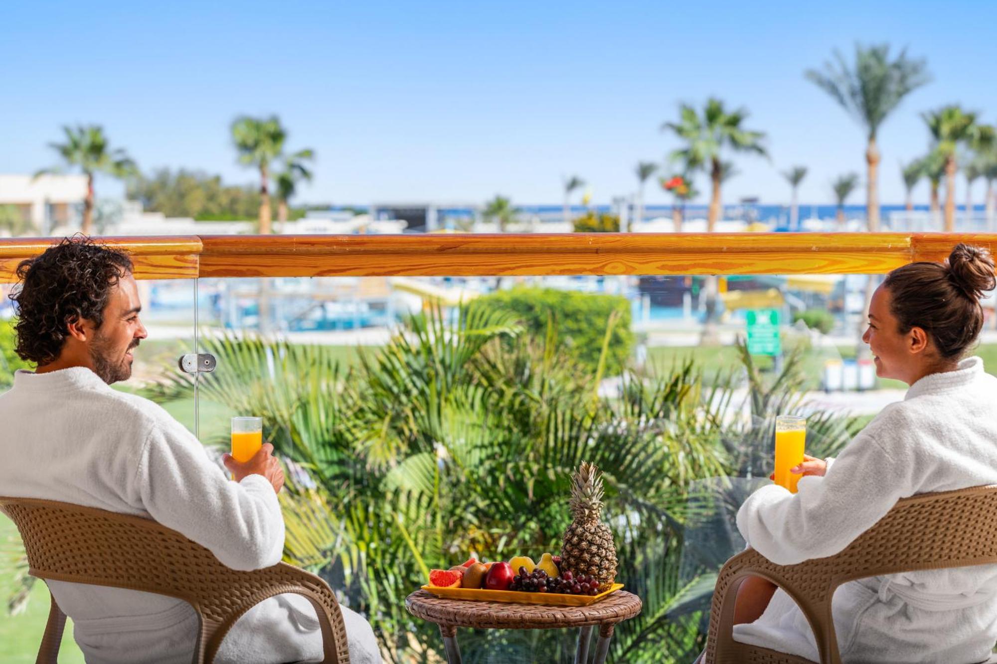 Hotel Pickalbatros Royal Moderna Sharm "Aqua Park" Exteriér fotografie A couple at a resort